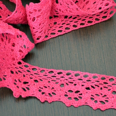 Мереживо бавовняне, в’язане, колір малиновий, ширина 4 см, довжина 90 см