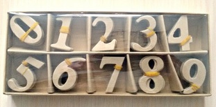 Цифри від ScrapBerryʼs з пап'є-маше в коробці (кор. 9x2см; цифри - 4 см), 10 цифр по 10 шт.