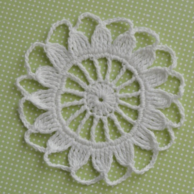 Вʼязана серветка ручної роботи, колір білий, діаметр 9,5см