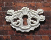 Пластикова прикраса від E.В.А. - Замкова щілина, 4.6x2.9 см