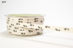 Лента IVORY TWILL / PRINT - BLACK FOOT PRINTS, ширина 9,5 мм, длина 90 см