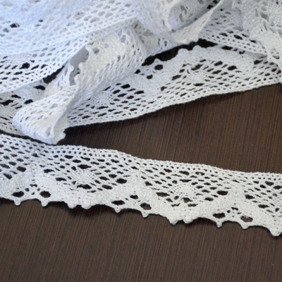 Мереживо бавовняне, в’язане, колір білий, ширина 2.5см, довжина 90 см