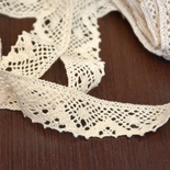 Мереживо бавовняне, в’язане, колір бежевий, ширина 2.5см, довжина 90 см