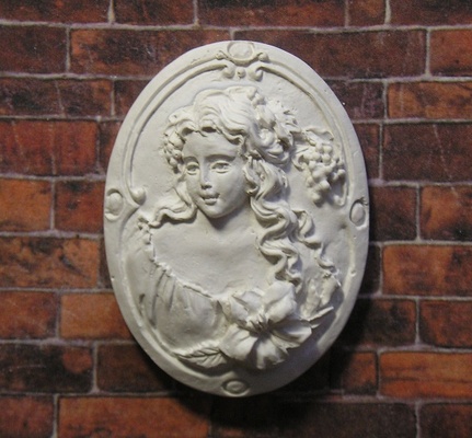 Гіпсова камея від E.В.A. - "Міледі з виноградом", 3.9x2.9 см