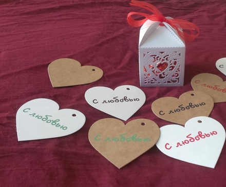 Набір білих-тегів у формі сердечок, 10 ш.: 65x60мм, колір напису на вибір