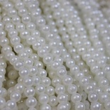 Бусины "жемчуг" на нити, 135 бусин, цвет белый полупрозрачный, диаметр 6 мм
