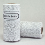 Хлопковый шнур от Divine Twine - Silver  Metallic, 1 мм, цвет серебряный/белый, 1м