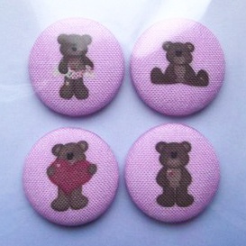 Набір скрап-фішок з тканини Ведмедик і серце. Діаметр фішок 28 мм.