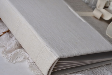 Альбом от Светланы Ковтун в класс. переплете с ткан. покрытием, лен комбинир.вертик. молочный и св.-серый с завязками, 30х30 см, 5 разворотов, расст. 7 мм (ОАС30300507LMSKVZ