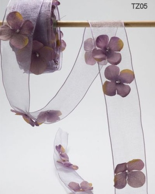 Лента с цветочком Flowers and Pearl, цвет: лавандовый, ширина 38,1 мм, 90 см