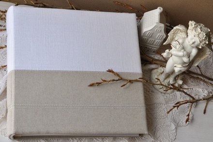 Альбом от Светланы Ковтун в классическом переплете с тканевым покрытием, лен комбинир. гориз. пес.-серый и белый, 30х30 см, 5 разворотов, расст. 7 мм
