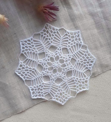 Затишний декор від LESHCHENKO - Вʼязана ажурна серветка №47, 10cм, 1шт.