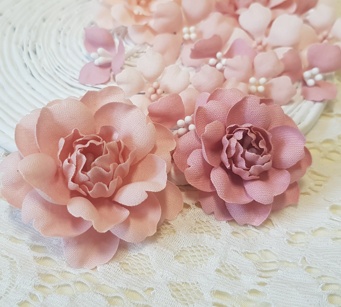 Набір квітів з тканини (18 шт.), карамельний, 2,5 см - 5 см