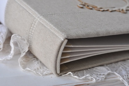 Альбом от Светланы Ковтун в классическом переплете с тканевым покрытием, лен комбинир. гориз. пес.-серый и белый, 30х30 см, 5 разворотов, расст. 7 мм