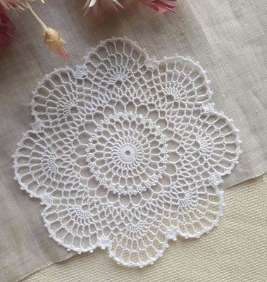 Затишний декор від LESHCHENKO - Вʼязана ажурна серветка №44, 12см, 1шт.