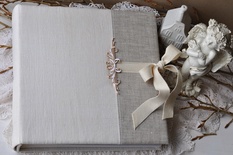 Альбом от Светланы Ковтун в класс. переплете с ткан. покрытием, лен комбинир.вертик. молочный и св.-серый с завязками, 30х30 см, 5 разворотов, расст. 7 мм (ОАС30300507LMSKVZ