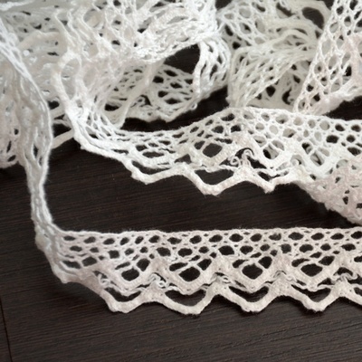 Мереживо бавовняне, в’язане, колір молочний, ширина 2.5см, довжина 90 см