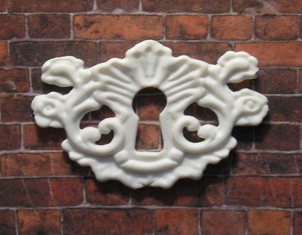 Пластикова прикраса від E.В.А. - Замкова щілина, 4.6x2.9 см