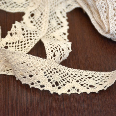 Мереживо бавовняне, в’язане, колір бежевий, ширина 2.5см, довжина 90 см