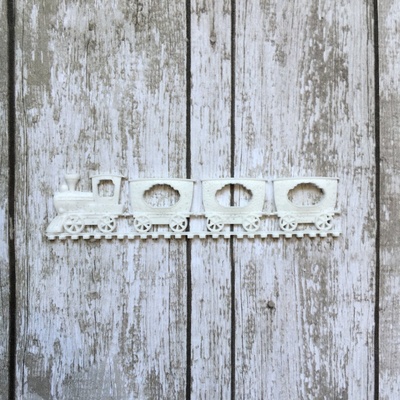 Потяг, пластикова прикраса від E.В.A., колір білий, 6,8x1,5см