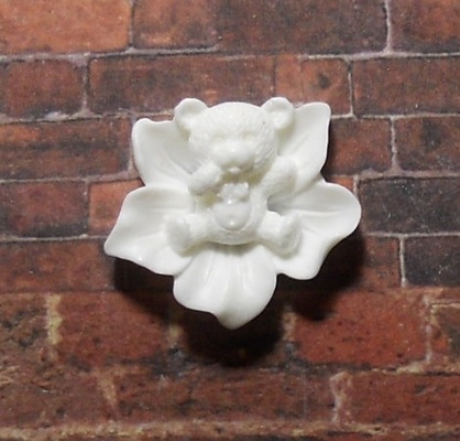 Ведмедик в квітці, пластикова прикраса від E.В.A., колір білий, 2х2,3cм