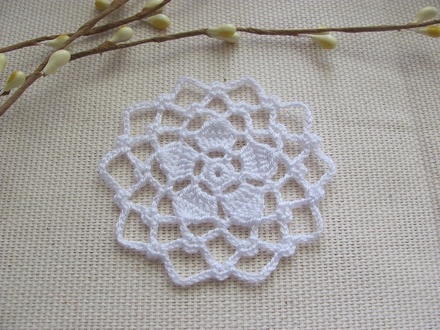 Уютный декор от LESHCHENKO-Вязаный круглый  ажурный мотив "Petals", 6см,  1шт.