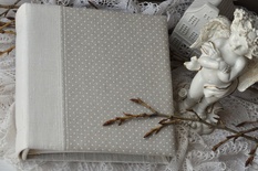 Альбом от Светланы Ковтун в класс. переплете с ткан. покрытием, лен комбинир. верт. пес.-серый гор. и молочный, 20х20 см, 5 разворотов, расст. 7 мм