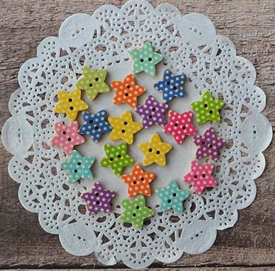 Пуговицы деревянные от ScrapBerry's - Звездочки в горошек, 14мм, 20 шт.