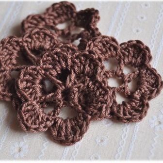 Вязаный цветок ручной работы, цвет шоколадный, 4,5см, 1шт.