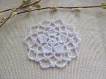 Уютный декор от LESHCHENKO-Вязаный круглый  ажурный мотив "Petals", 6см,  1шт.