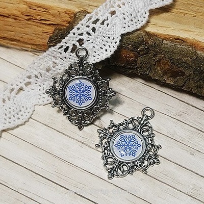 Епоксидна прикраса в металевій оправі від Євгенія Курдібановська ТМ - Сніжинка на білому