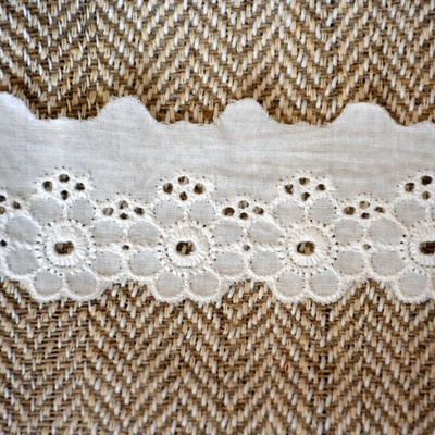 Мереживо шиття, колір білий натуральний, 100% бавовна, ширина 4 см, довжина 45см