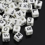Намистини Алфавіт — керамічні кубики з літерами, колір: білий, 10.0мx10.0мм, 4.0мм, 20 шт., B31595
