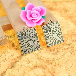 Металлическое украшение "Почтовая марка - Королева Англии", 25х19 мм, 1 шт.