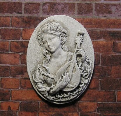 Гіпсова камея від E.В.А. - "Дівчина з мандалиною" з патинуванням, 3.8х2.9 см