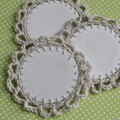 Вязаное украшение - тэг ручной работы, цвет бежевый, 6см 	