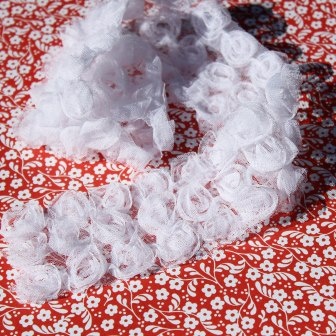 Стрічка з трояндами на фатині, потрійний, колір: білий, ширина 85 мм, 52см