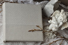 Альбом от Светланы Ковтун в класс. переплете с ткан. покрытием, лен комбинир. гориз. пес.-серый гор. и пес.-серый, 20х20 см, 5 разворотов, расст. 7 мм