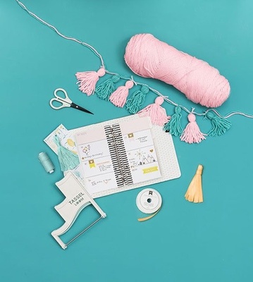 Инструмент для создания кисточек от  We R Memory Keepers - Tassel Loom