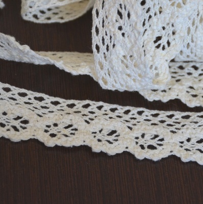 Мереживо бавовняне, в’язане, колір бежевий, ширина 2.5см, довжина 90 см