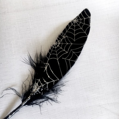 Перо черное с рисунком-паутиной, 1 штука