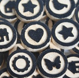 Набір прикрас від Maya Road - Wood Bingo Bingo Motifs, колір чорний, розміри: 1.5см - діаметр; 0.6см - висота, 30 шт.