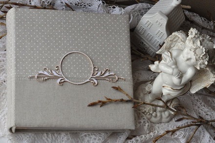 Альбом от Светланы Ковтун в класс. переплете с ткан. покрытием, лен комбинир. гориз. пес.-серый гор. и пес.-серый, 20х20 см, 5 разворотов, расст. 7 мм