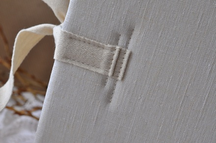 Альбом от Светланы Ковтун в класс. переплете с ткан. покрытием, лен комбинир.вертик. молочный и св.-серый с завязками, 30х30 см, 5 разворотов, расст. 7 мм (ОАС30300507LMSKVZ