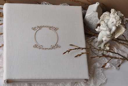 Альбом от Светланы Ковтун в классическом переплете с тканевым покрытием, лен молочный, 15х15 см, 5 разворотов, расст. 7 мм