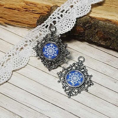 Епоксидна прикраса в металевій оправі від Євгенія Курдібановська ТМ - Сніжинка на синьому