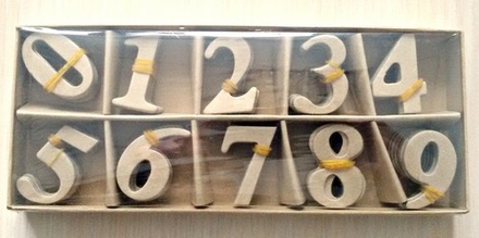 Цифри від ScrapBerryʼs з пап'є-маше в коробці (кор. 9x2см; цифри - 4 см), 10 цифр по 10 шт.