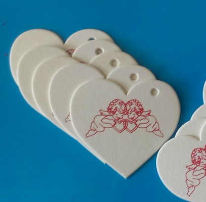 Набір білих тегів з пивного картону у формі сердечок з янголами, 10 шт.: 65х60х1,5мм, колір червоний