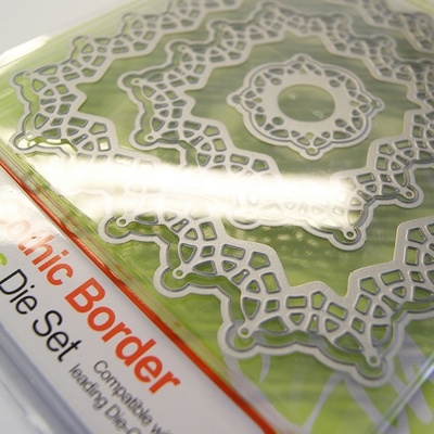 ЦІНУ ЗНИЖЕНО! Ніж для вирубки Tonic StudiOs-Simplicity Verso — Gothic Border Square Die Set, 5шт.ук