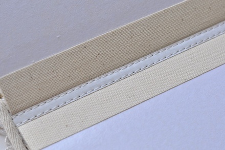 Альбом от Светланы Ковтун в класс. переплете с ткан. покрытием, лен комбинир. верт. пес.-серый гор. и пес.серый, 20х20 см, 4 разворота, расст. 1 см